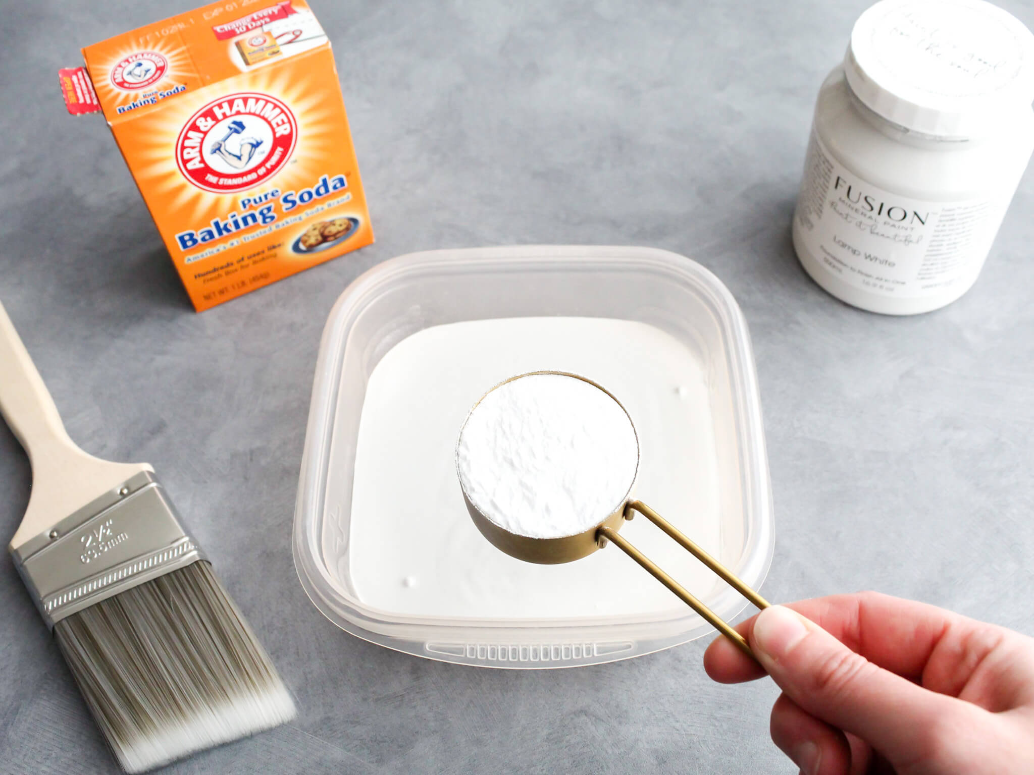 Mixing baking soda in white acrylic paint to qiuckly age a terra cotta planter