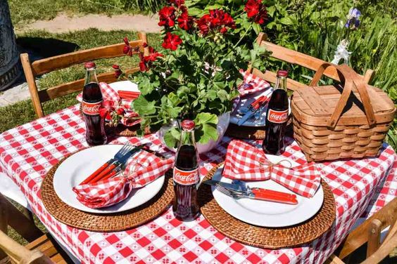 Red and White Picnic Tablescape from Zuchchini Sisters - Week in Rewind with Midwest Life and Style