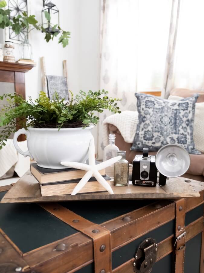 How To Create A Cottage Style Vignette With Vintage Finds - Midwest Life and Style Blog