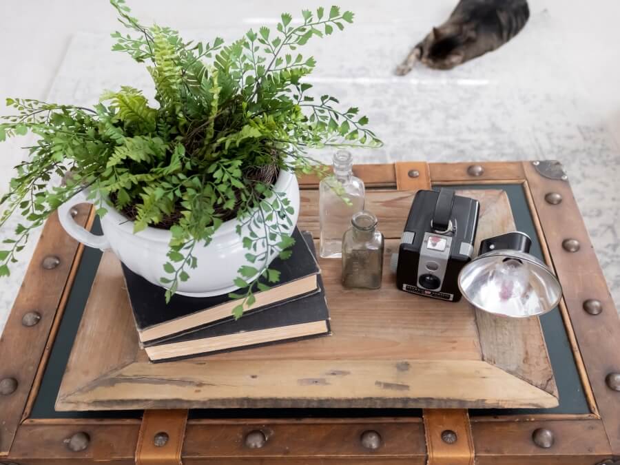 How To Create A Cottage Style Vignette With Vintage Finds - Midwest Life and Style Blog