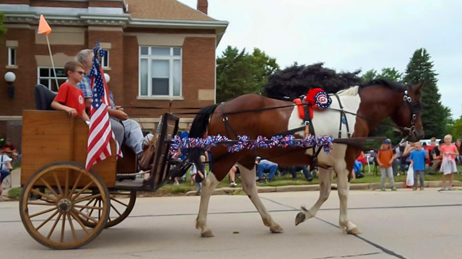 Hometown Parade for 4th of July Celebration - Week in Rewind with Midwest Life and Style Blog