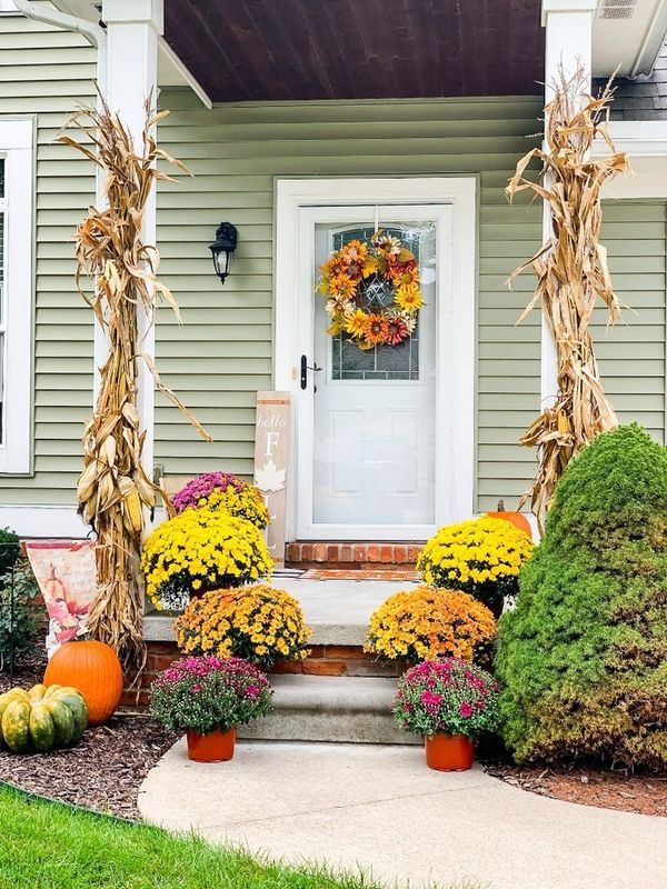 9 Simple And Festive Ideas To Decorate Your Porch This Fall - Midwest Life and Style