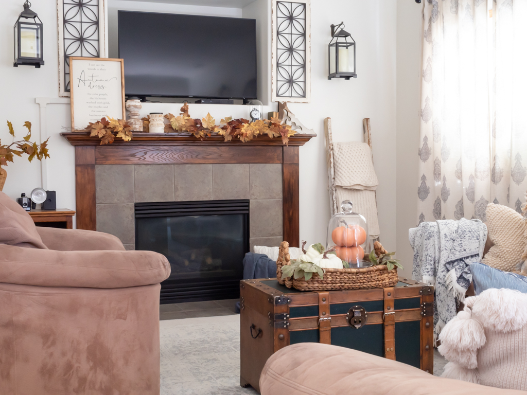 Farmhouse Fall Living Room - Midwest Life and Style Bog