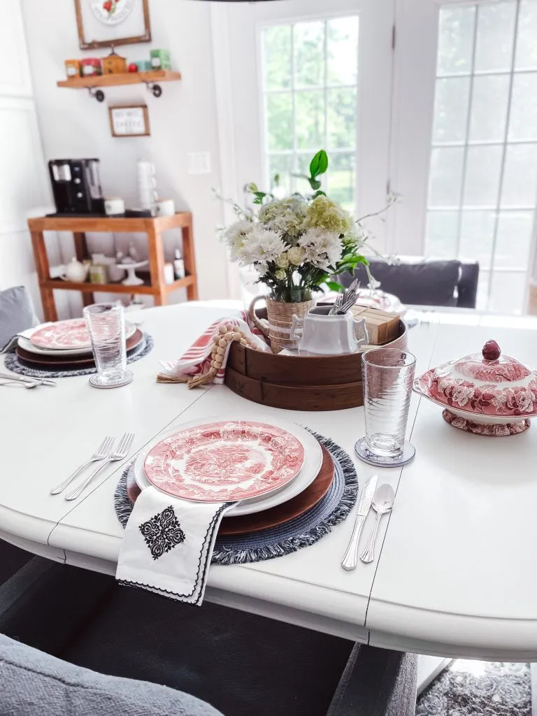 Patriotric Table Setting for the 4th of July from White Lilac Farmhouse - Week in Rewind Volume 83