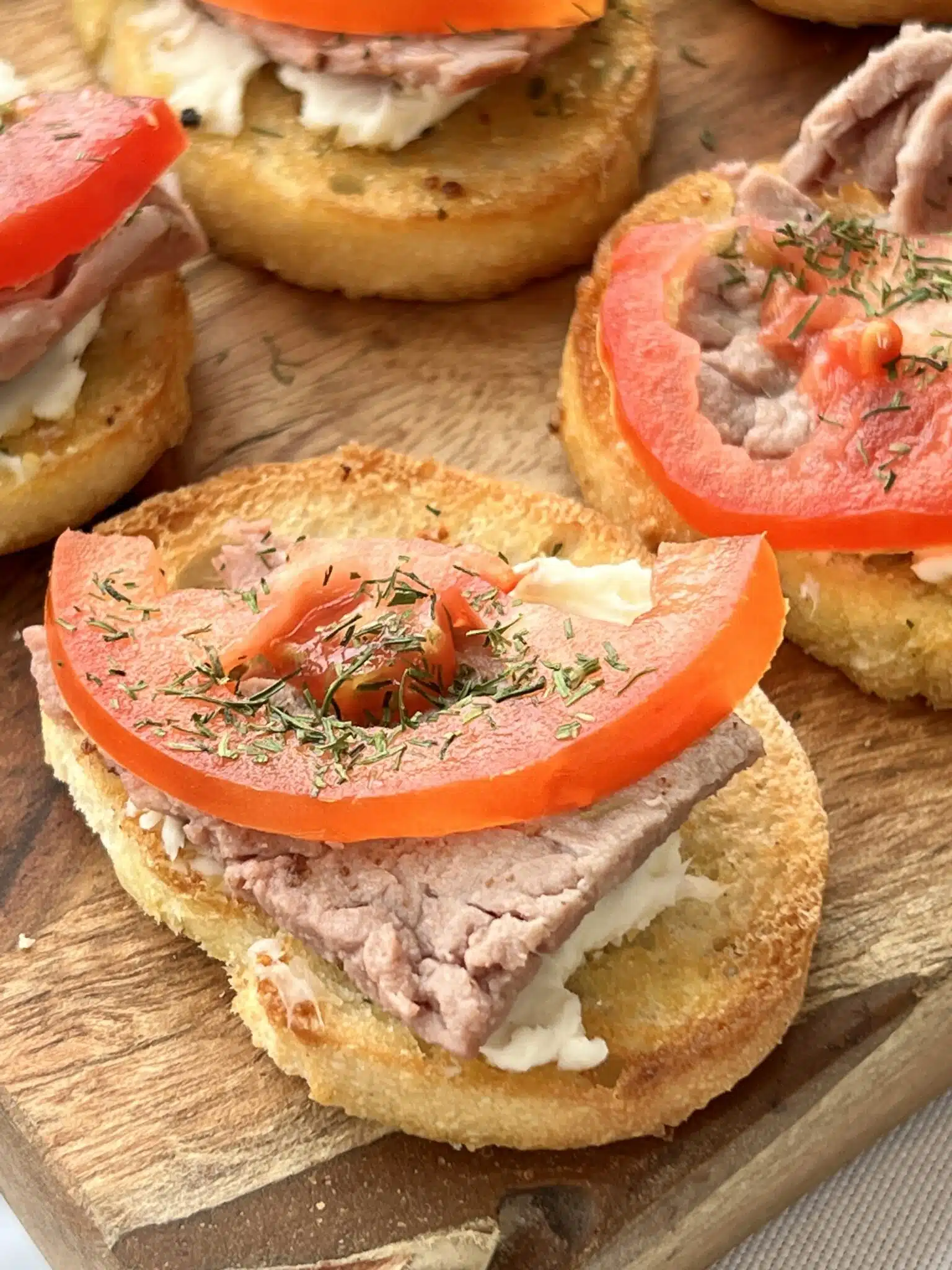 Roast Beef and Tomato Bruschetta from Sonata Home Design - Week in Rewind Volume 85 - Midwest Life and Style Blog