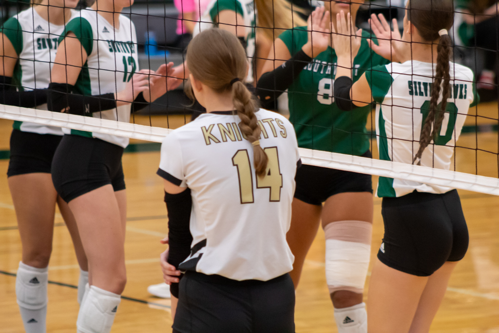 volleyball player at the net ready for the match tos start